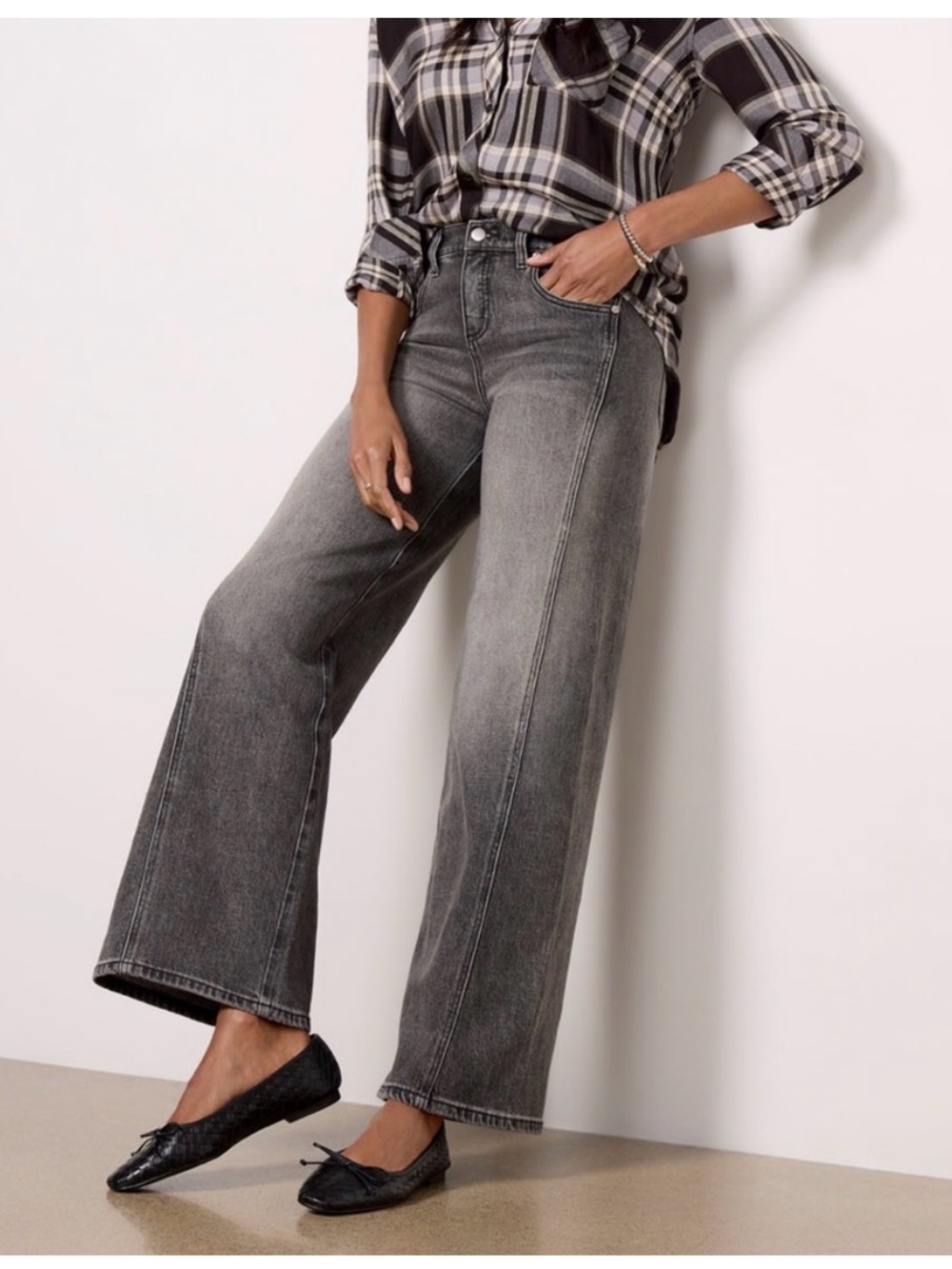 Evereve Vintage Seamed Wide Leg High-Rise Jeans in Washed Black. NWOT